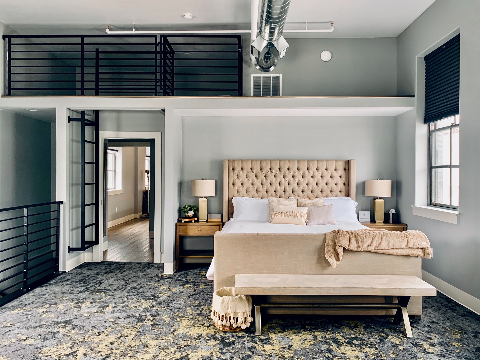 Image of a couple room with a single bed